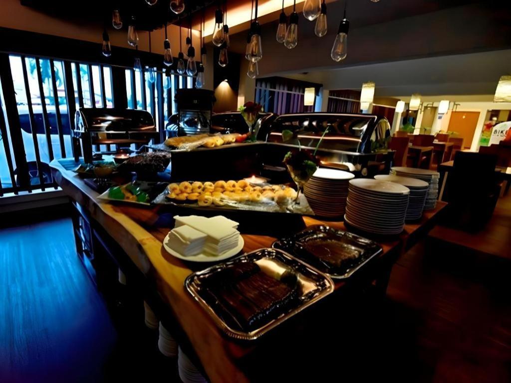 Lot 10 Boutique Hotel Kuching Exterior foto