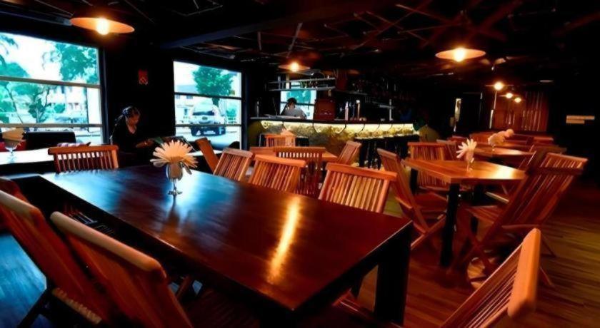 Lot 10 Boutique Hotel Kuching Exterior foto